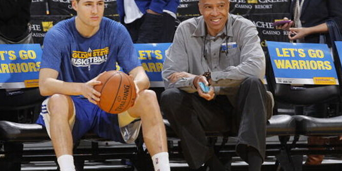 又换一家品牌！库里今日赛前穿上了New Balance（库里赛前又换牌 今日上脚New Balance）