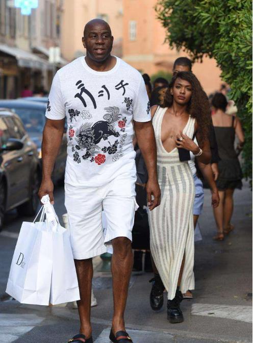 比萨拉赫水平低的球员早就被踢出局了但内维尔接受了利物浦爆发（水平不及萨拉赫的球员早已出局，内维尔承认利物浦迎来爆发）