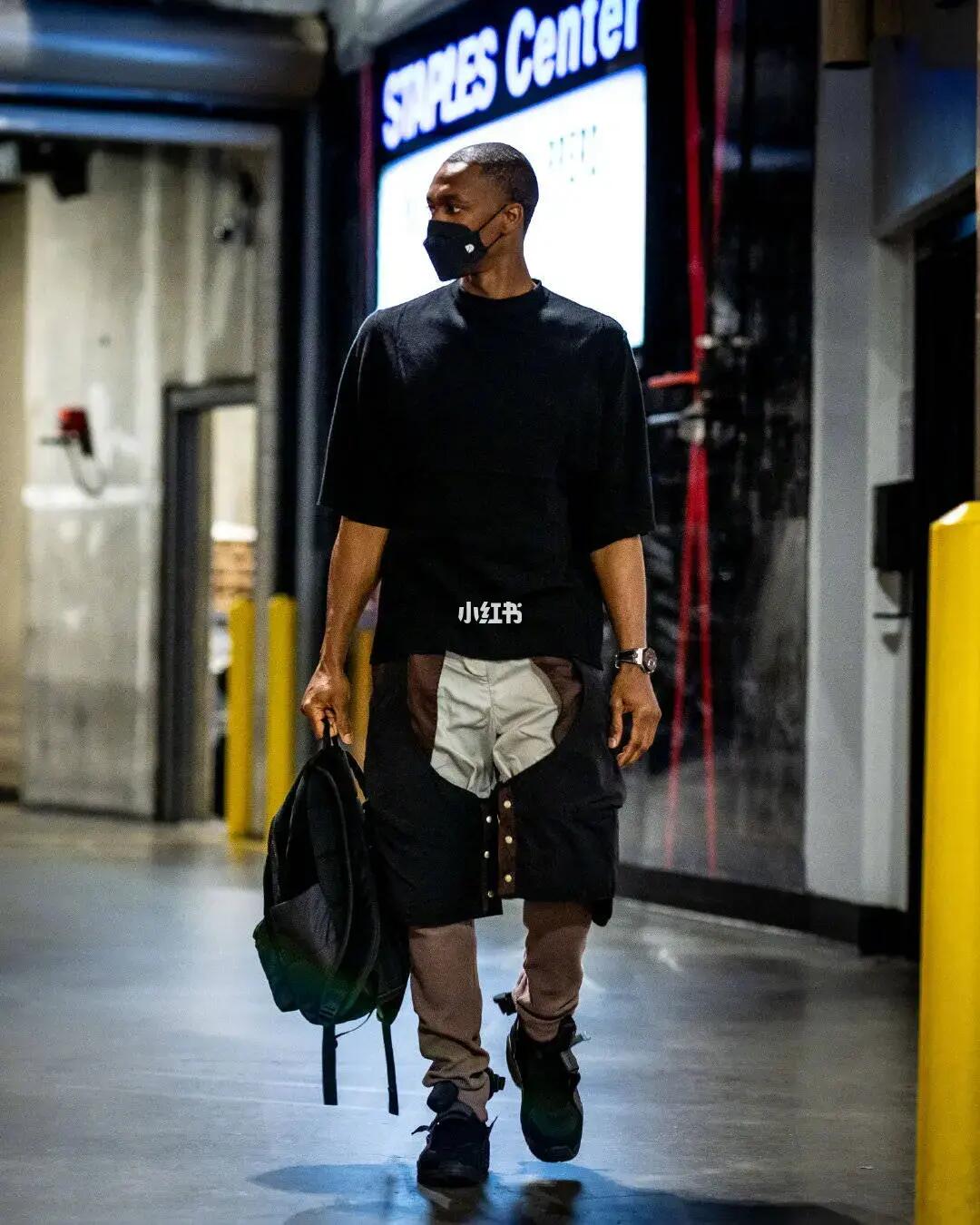 客战塞尔塔戴帽，莱万巴萨生涯第4次上演帽子戏法（莱万客战塞尔塔完成帽子戏法，巴萨生涯第4次戴帽）