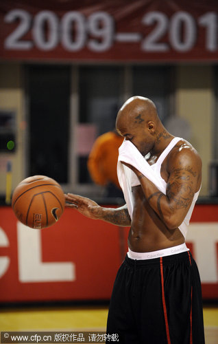 卡佩罗：阿莱格里让一支散乱的米兰具备争冠实力，但还少中锋（卡佩罗：阿莱格里将散乱的米兰打造成争冠之师，但仍缺一名中锋）