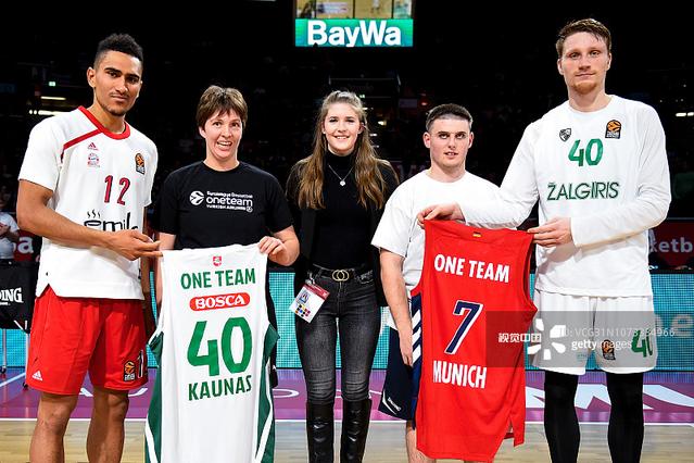 47岁苏提达率泰国队入场，穿西装系领带气宇轩昂，“艳压”欧拉弄（47岁苏提达领衔泰国队亮相，西装配领带气度不凡，风头盖过欧拉弄）